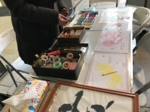 petapeta-art台紙とmtのマスキングテープで飾る手形アート
